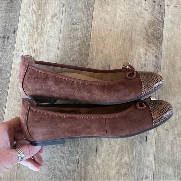 Vionic | Minna Brown Leather Round Toe Flats - Picture 8 of 9